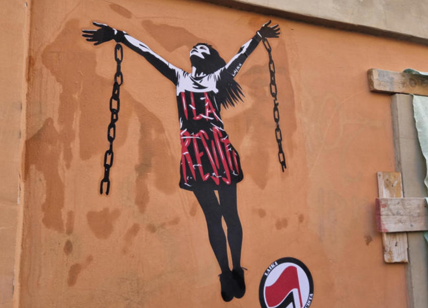 Roma, Ilaria Salis diventa murales fuori l'Ambasciata ungherese: "Resisti!"