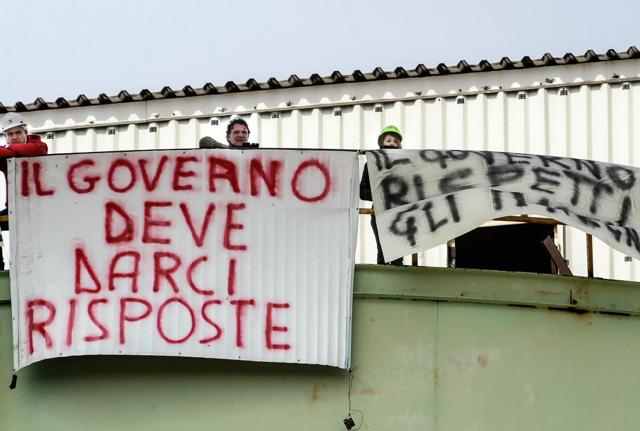 La protesta degli operai a Portovesme La protesta degli operai a Portovesme