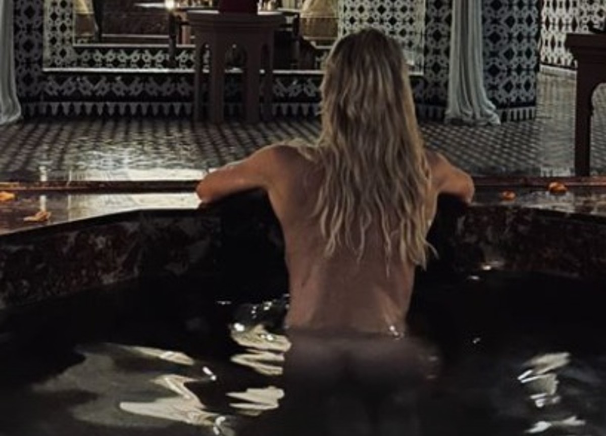 Ilary Blasi in Morocco with his German companion, “see-through” photo to scream