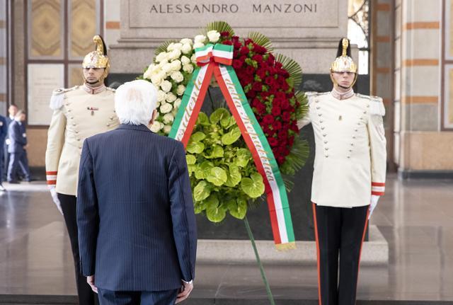 A 150 anni dalla morte, il capo dello Stato Sergio Mattarella al cimitero Monumentale di Milano davanti alla tomba di Alessandro Manzoni