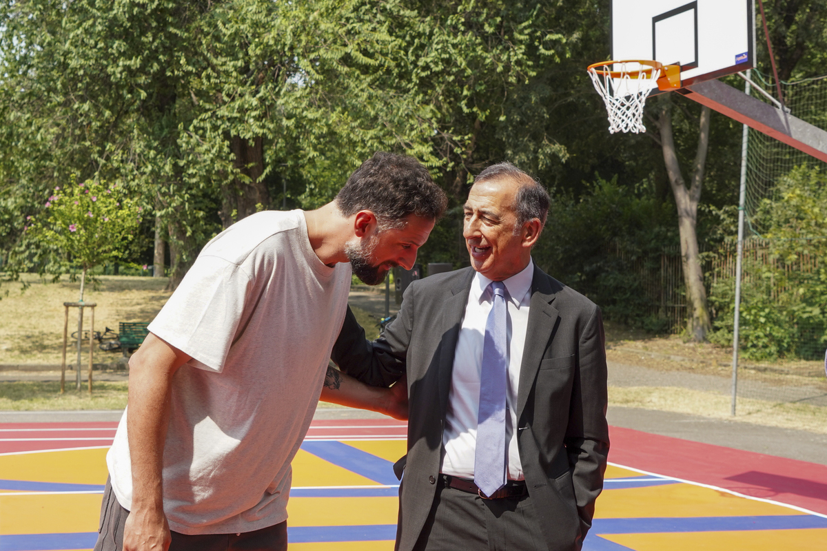 Kellogg Italia riqualifica 2 campi da basket con il campione Belinelli