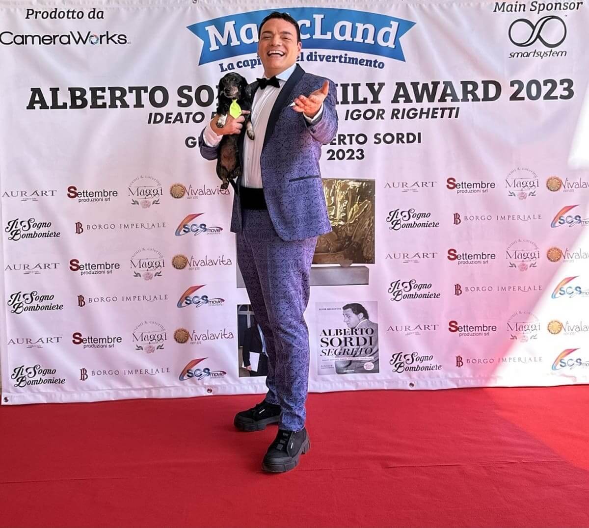 Igor Righetti con il suo inseparabile bassotto Byron sul red carpet dell'Alberto Sordi Family Award da lui ideato nel 2017.jpg Igor Righetti con il suo inseparabile bassotto Byron sul red carpet dell'Alberto Sordi Family Award da lui ideato nel 2017.jpg