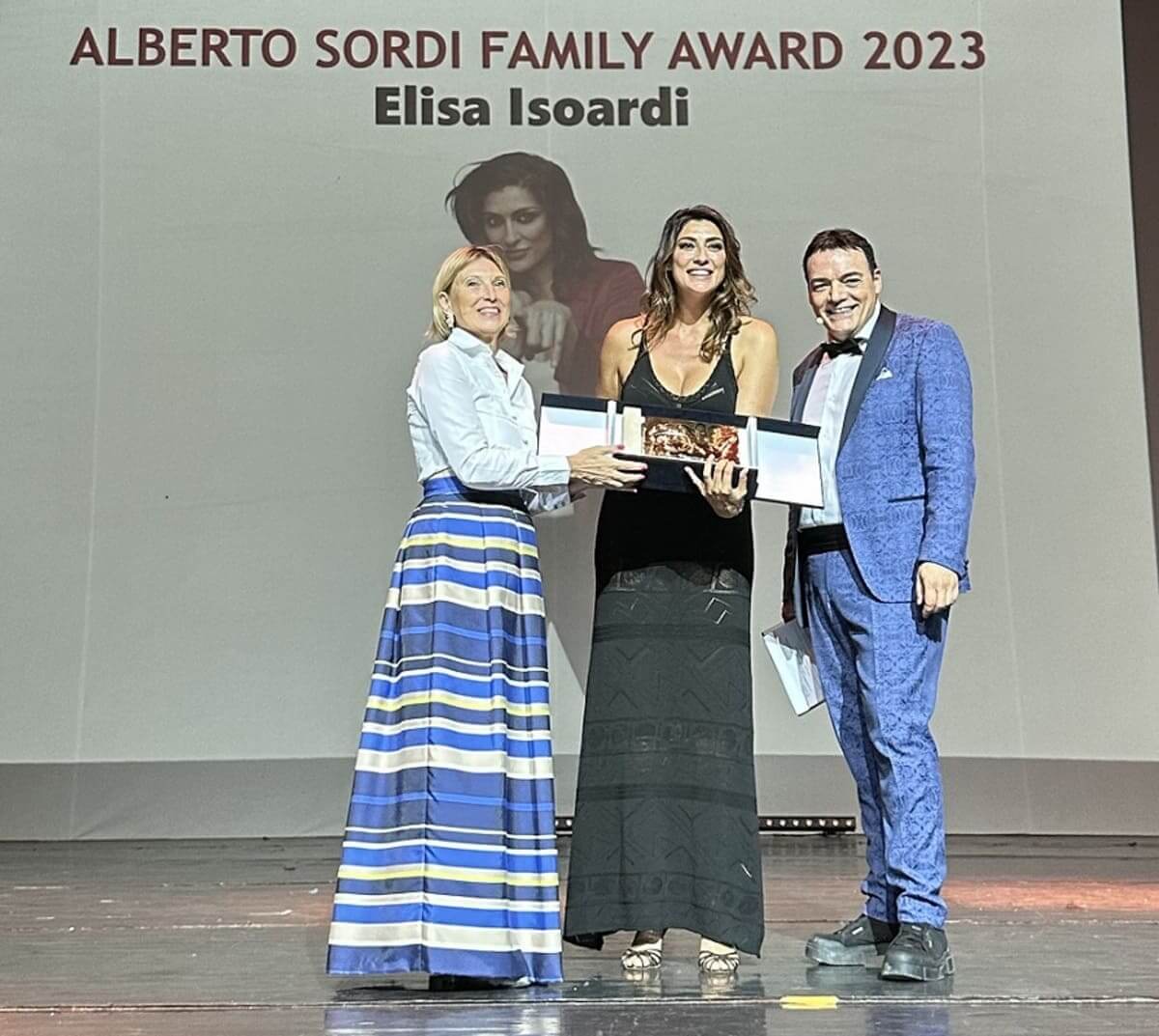 La caporedattrice di Rai Italia Tiziana Ribichesu premia Elisa Isoardi nella sezione televisione.jpg La caporedattrice di Rai Italia Tiziana Ribichesu premia Elisa Isoardi nella sezione televisione.jpg