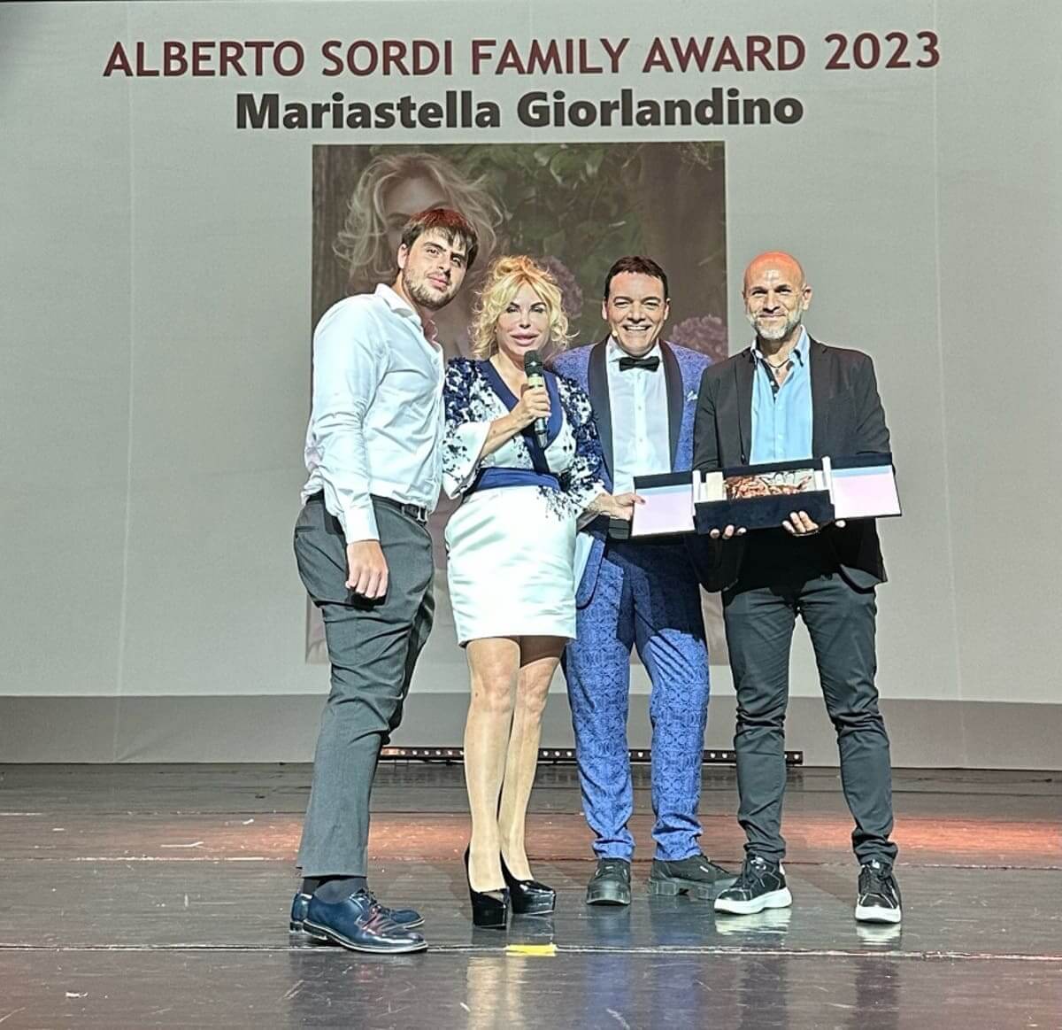 La presidente della Fondazione Artemisia Mariastella Giorlandino premiata nella sezione Imprenditoria sociale dal direttore del mensile Gp magazine Alessandro Cerreoni.jpg La presidente della Fondazione Artemisia Mariastella Giorlandino premiata nella sezione Imprenditoria sociale dal direttore del mensile Gp magazine Alessandro Cerreoni.jpg