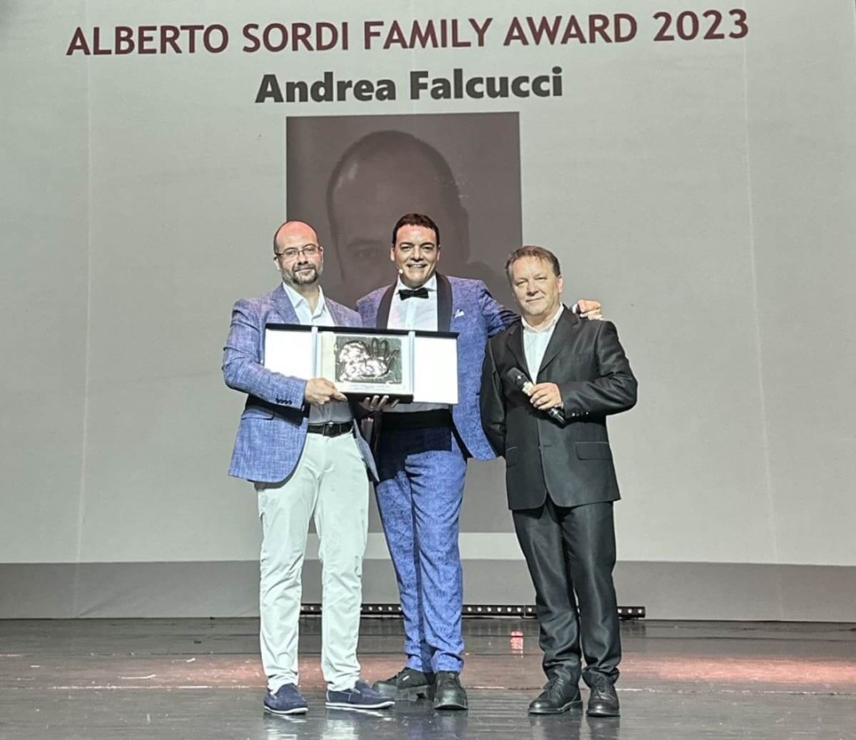 L'Alberto Sordi Family Award consegnato da Igor Righetti e dal produttore dell'evento Massimiliano Filippini al Ceo di SmartSystem Andrea Falcucci.jpg L'Alberto Sordi Family Award consegnato da Igor Righetti e dal produttore dell'evento Massimiliano Filippini al Ceo di SmartSystem Andrea Falcucci.jpg