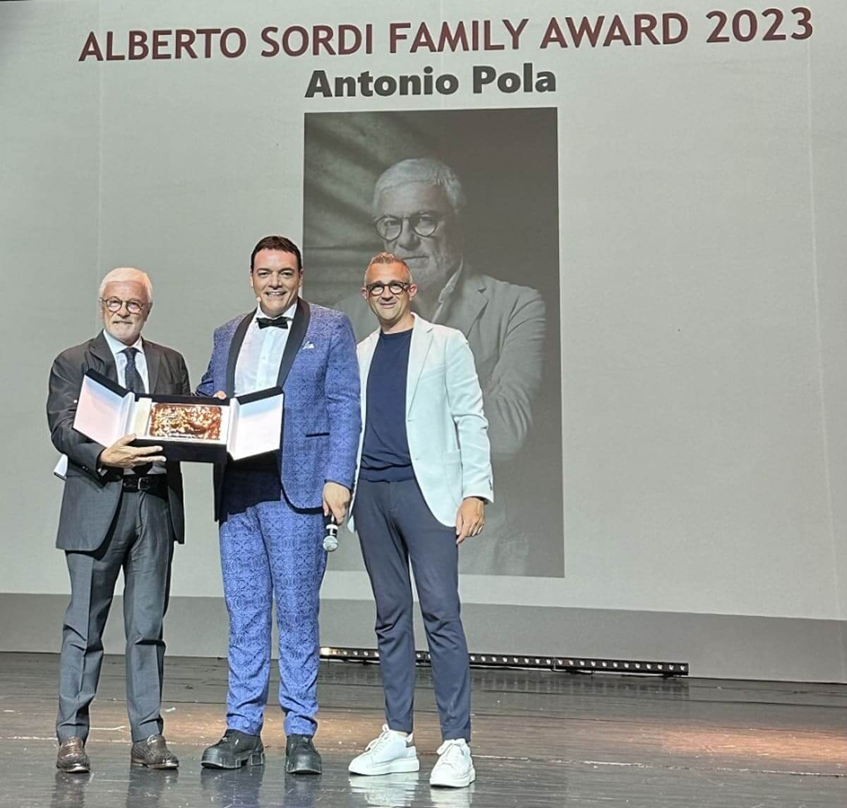 L'amministratore delegato di Acqua Lauretana Antonio Pola riceve il Premio dal direttore marketing di MagicLand Dario Grilli.jpg L'amministratore delegato di Acqua Lauretana Antonio Pola riceve il Premio dal direttore marketing di MagicLand Dario Grilli.jpg