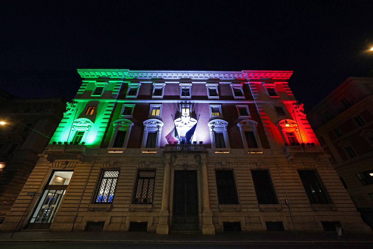 PALAZZI ROMANI ILLUMINATI CON IL TRICOLORE PALAZZI ROMANI ILLUMINATI CON IL TRICOLORE