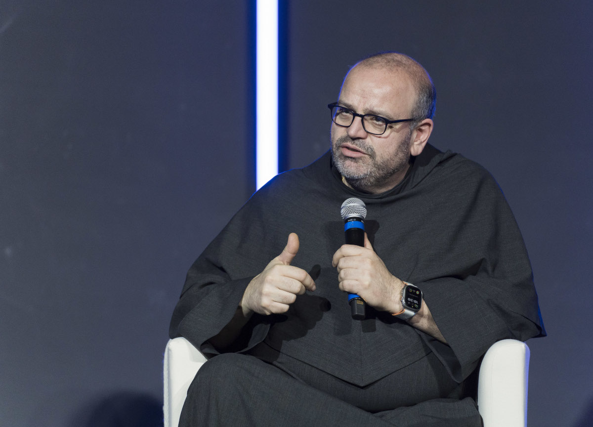 Padre Paolo Benanti, l'uomo che ha in mano il futuro dell'Italia legato  all'IA 