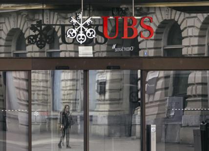 Credit Suisse, Ubs stringe i tempi per la fusione. Utile giù del 52%