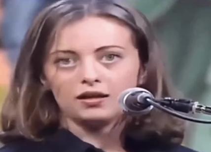 Giorgia Meloni a 18 anni litiga con Majorino al Maurizio Costanzo Show. VIDEO