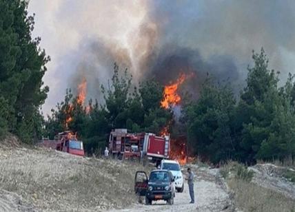 Grecia, maxi incendio vicino alle spiagge di Corinto: evacuati 1200 bambini
