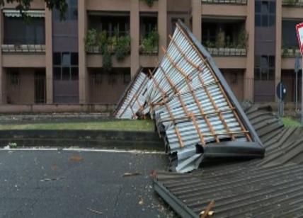 Tempesta d’acqua in Brianza: temporali e vento, volano tetti nel milanese