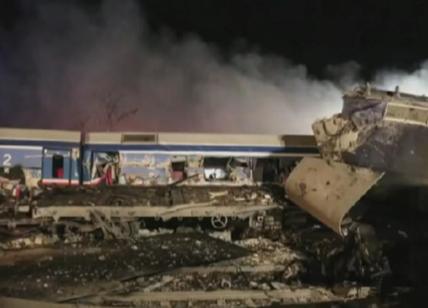 Scontro tra treni in Grecia, morti e feriti. Dimesso il ministro dei Trasporti
