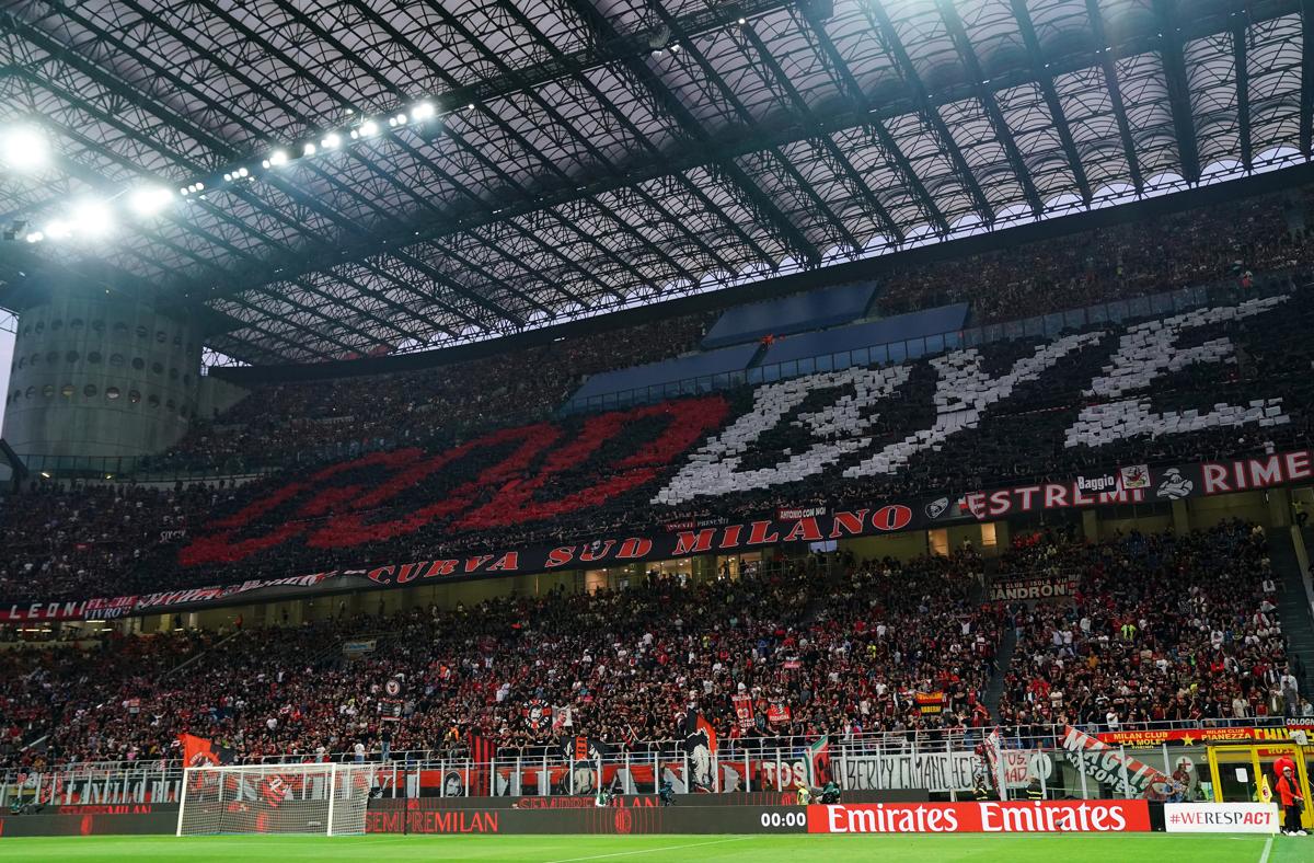 Lo striscione della Curva Sud per Zlatan Ibrahimovic (foto Lapresse) Lo striscione della Curva Sud per Zlatan Ibrahimovic (foto Lapresse)