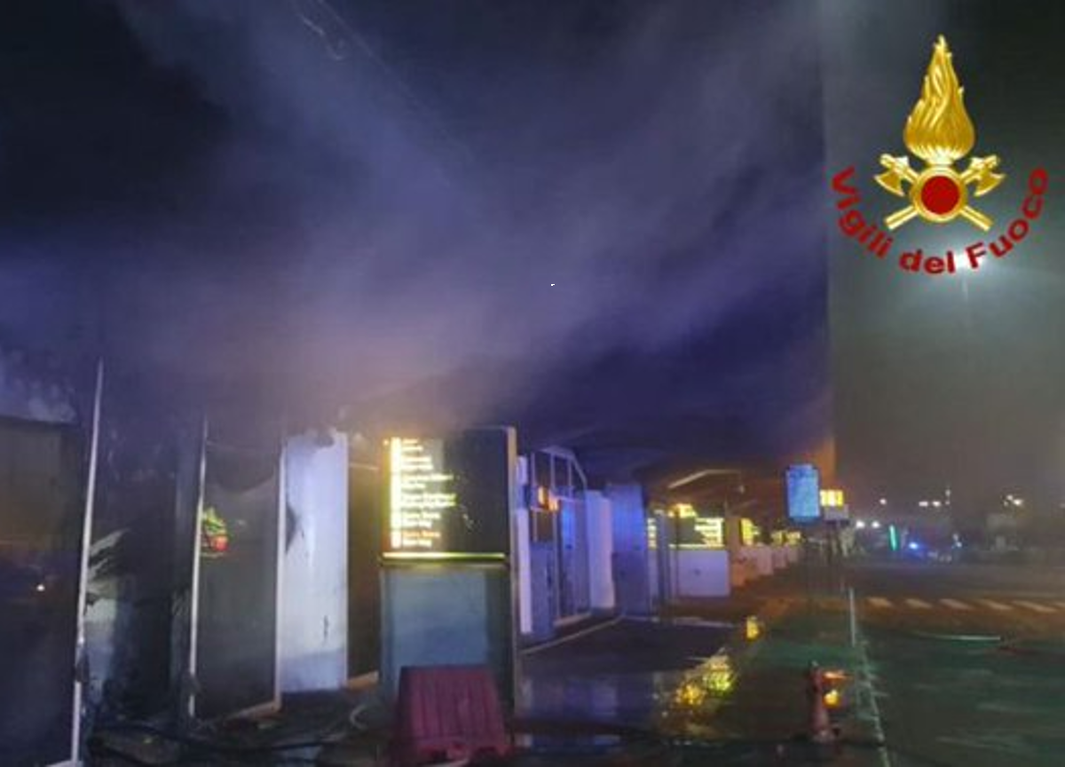 L'incendio all'aeroporto di Catania L'incendio all'aeroporto di Catania