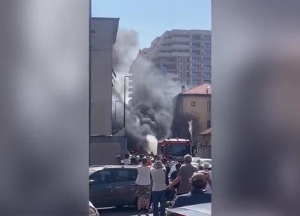 Incendio a Milano in via Carli: camion dei rifiuti prende fuoco. VIDEO