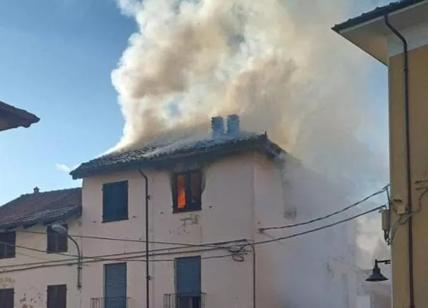 Torino, la casa prende fuoco: madre con 3 figli riesce a salvarsi per miracolo