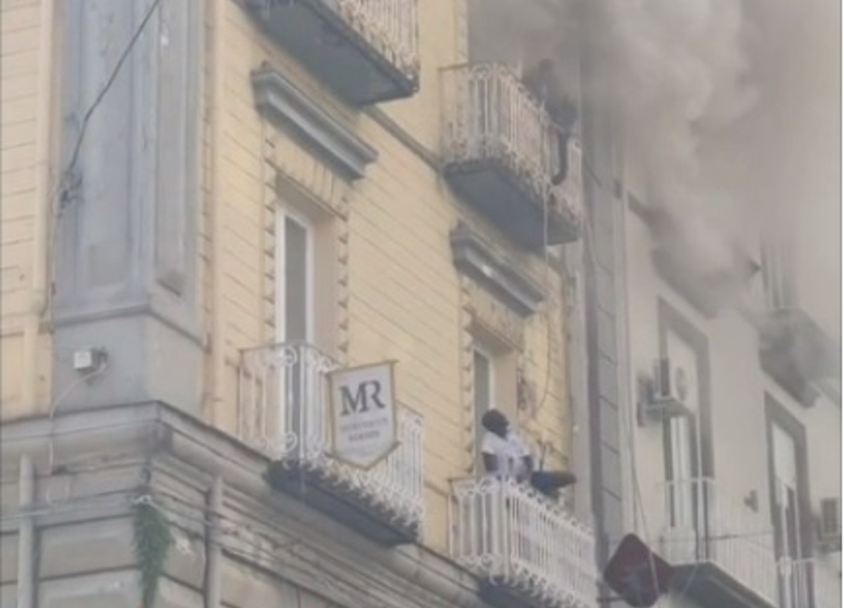Napoli, palazzo in fiamme: due persone costrette a fuggire dal balcone  
