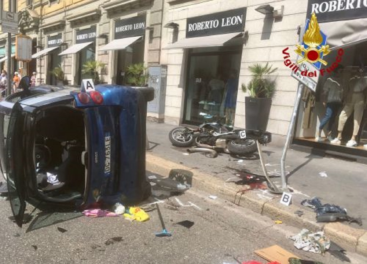 Milano, ciclista coinvolta nello scontro tra due auto (Mia News) Milano, ciclista coinvolta nello scontro tra due auto (Mia News)
