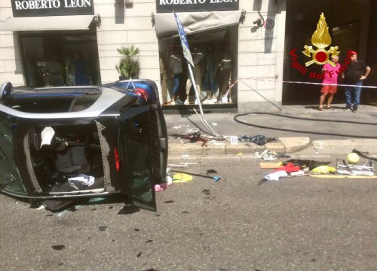 Milano, ciclista coinvolta nello scontro tra due auto (Mia News) Milano, ciclista coinvolta nello scontro tra due auto (Mia News)