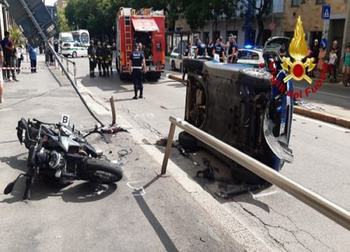 Milano, ciclista coinvolta nello scontro tra due auto (Mia News) Milano, ciclista coinvolta nello scontro tra due auto (Mia News)