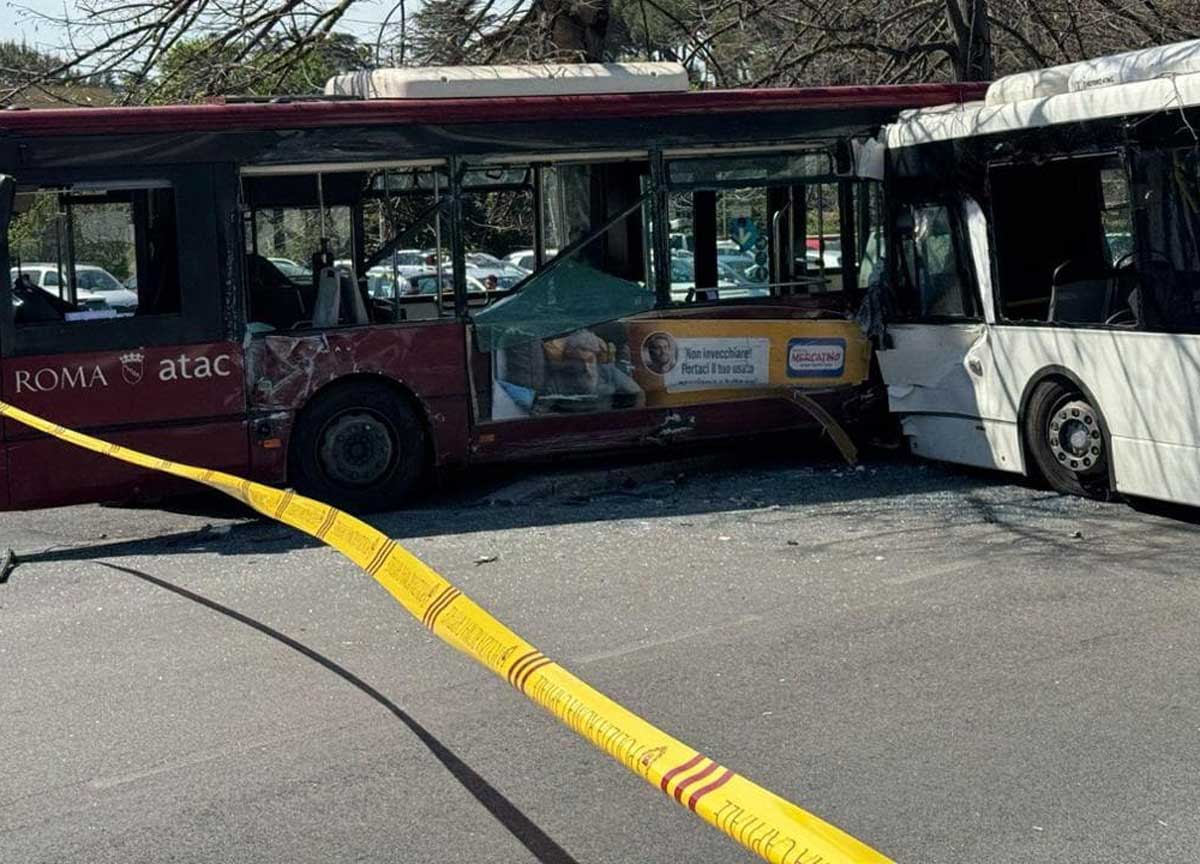 L'incidente tra i due bus L'incidente tra i due bus