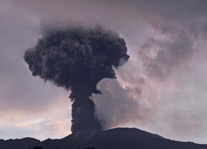 Erutta il vulcano Ruang, scatta il livello massimo allerta. Rischio tsunami