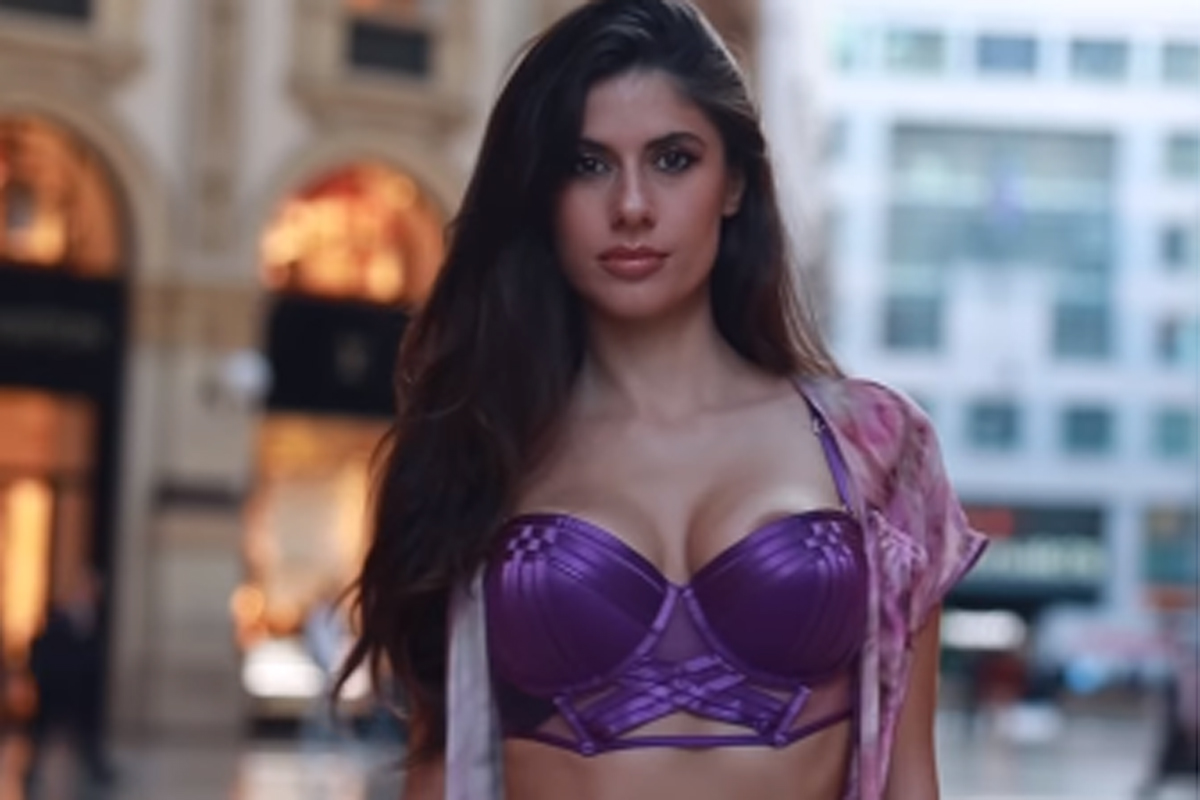 Ines Trocchia sfila con una lingerie spettacolare in centro a Milano (Instagram inestrocchia) Ines Trocchia sfila con una lingerie spettacolare in centro a Milano (Instagram inestrocchia)