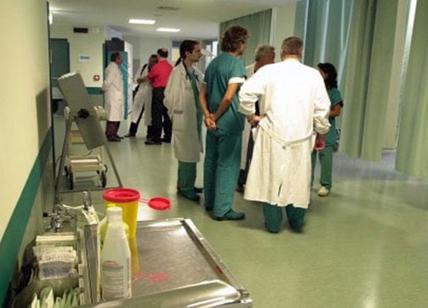 Sanità in Italia allo sbando. Medici dall'estero e ospedali senza luce per ore