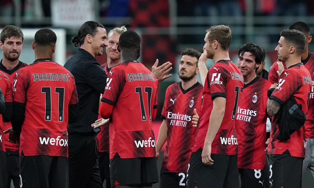 Ibrahimovic dà l'addio al calcio al termine di Milan-Verona (foto Lapresse) Ibrahimovic dà l'addio al calcio al termine di Milan-Verona (foto Lapresse)