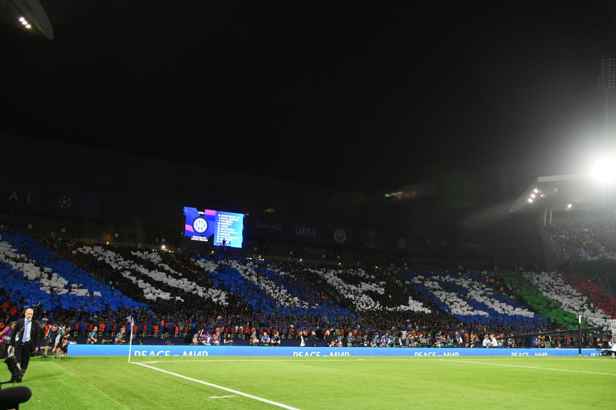 La coreografia dei tifosi interisti (foto Lapresse) La coreografia dei tifosi interisti (foto Lapresse)