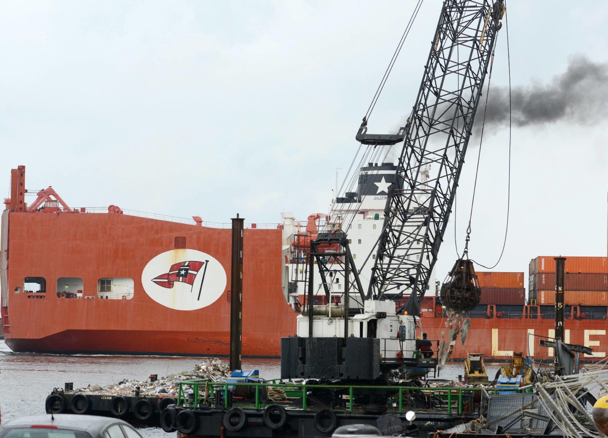 Porto di Genova, due giorni dopo l' incidente della nave Jolly Nero