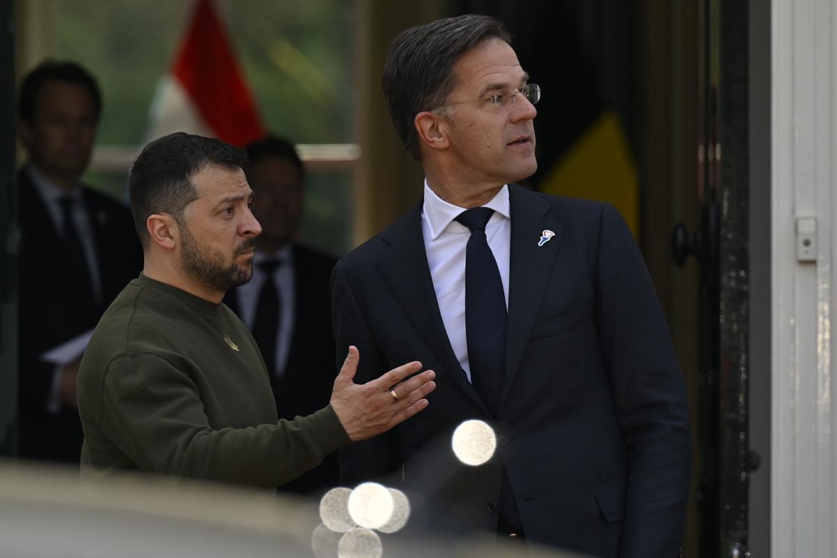 Volodymyr Zelensky e il premier olandese Mark Rutte all'Aia Volodymyr Zelensky e il premier olandese Mark Rutte all'Aia