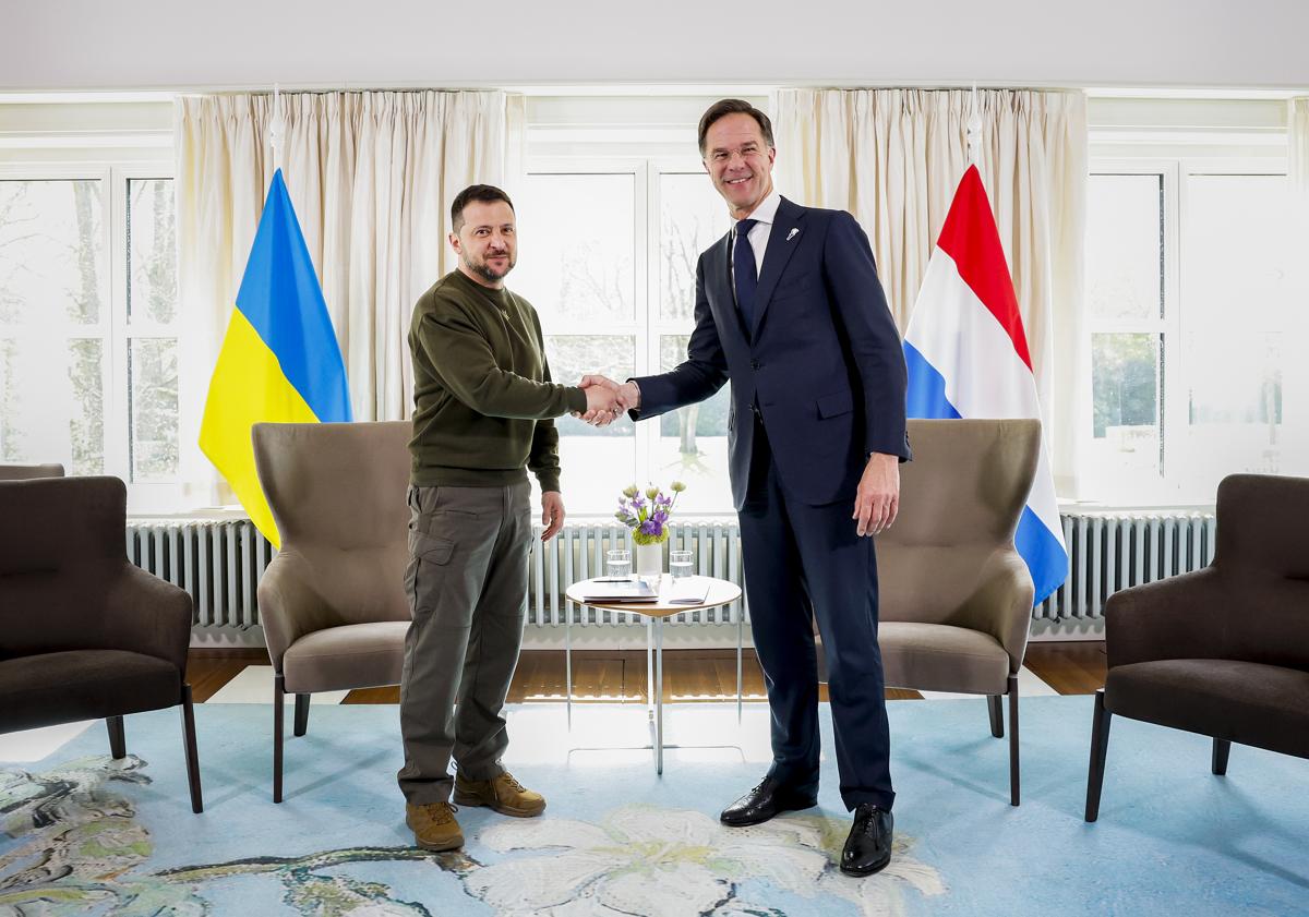 Volodymyr Zelensky e il premier olandese Mark Rutte all'Aia Volodymyr Zelensky e il premier olandese Mark Rutte all'Aia