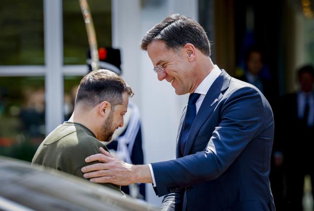 Volodymyr Zelensky e il premier olandese Mark Rutte all'Aia