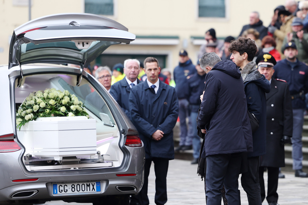 In 10mila al funerale di Giulia Cecchettin Il papà: "Grazie per i 22 anni insieme"