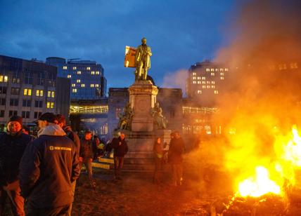 Ue, statua in fiamme, blocchi e roghi: infiamma la protesta degli agricoltori