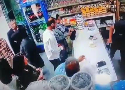 Iran sotto choc, un uomo tira uno yogurt in testa a due donne senza velo