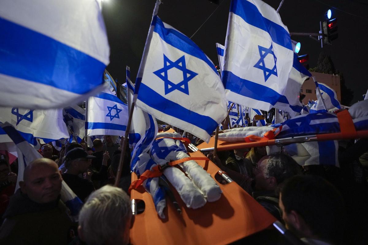 Proteste contro la riforma votata dal Parlamento israeliano che impedirà alla Corte di bloccare le decisioni "irragionevoli" Proteste contro la riforma votata dal Parlamento israeliano che impedirà alla Corte di bloccare le decisioni "irragionevoli"