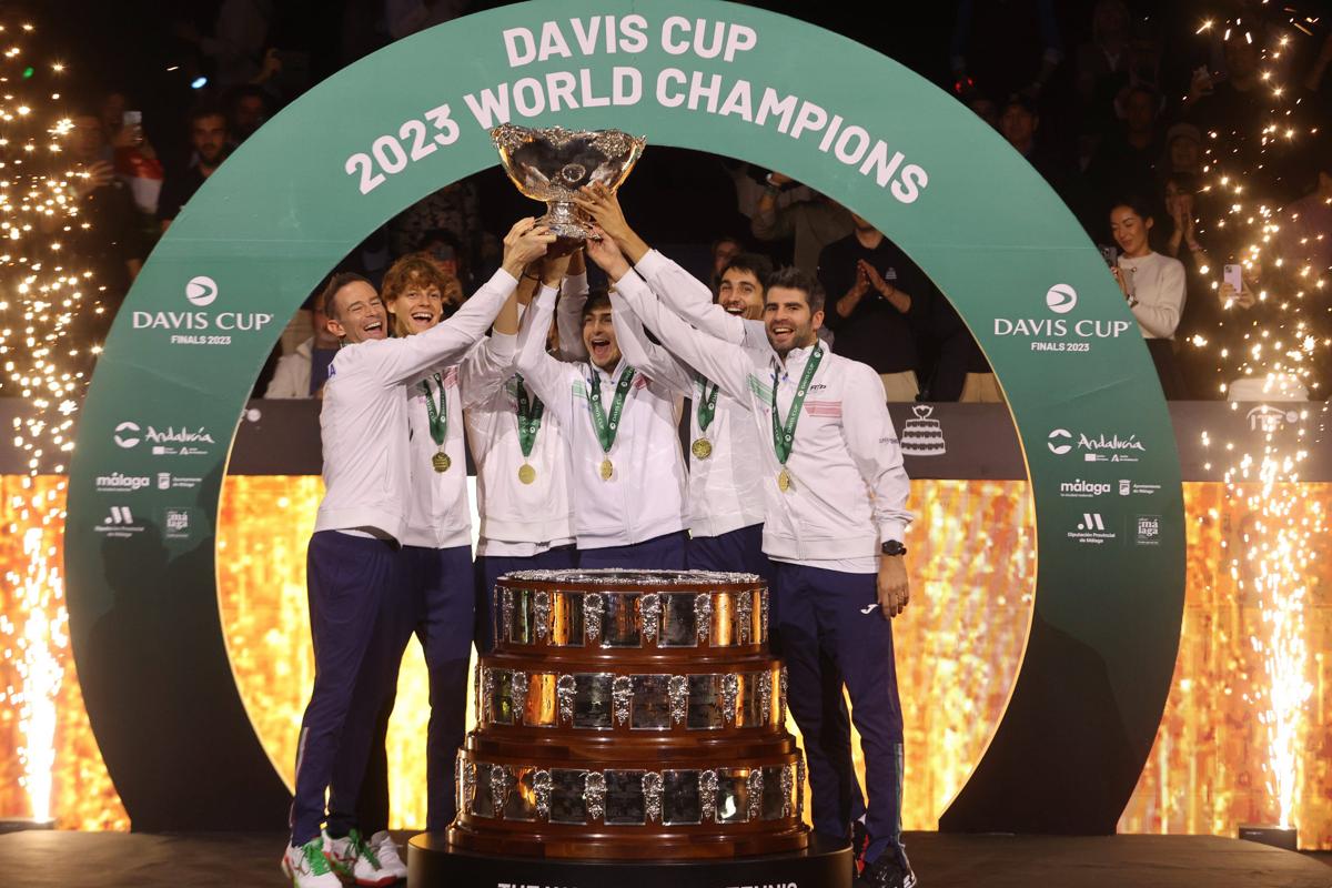 Sinner, Arnaldi, Sonego, Musetti e capitan Volandri sollevano l'insalatiera dopo la vittoria della Coppa Davis (foto Ipa) Sinner, Arnaldi, Sonego, Musetti e capitan Volandri sollevano l'insalatiera dopo la vittoria della Coppa Davis (foto Ipa)