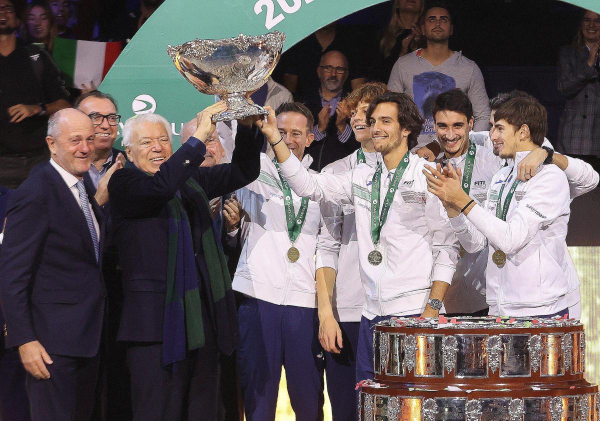 Nicola Pietrangeli solleva la Coppa Davis vinta dall'Italia in finale contro l'Australia (foto Ipa) Nicola Pietrangeli solleva la Coppa Davis vinta dall'Italia in finale contro l'Australia (foto Ipa)