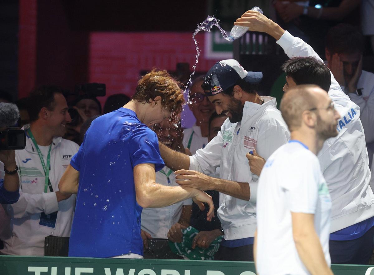 Matteo Berrettini e Jannik Sinner festeggiano il trionfo dell'Italia in Coppa Davis (foto Ipa) Matteo Berrettini e Jannik Sinner festeggiano il trionfo dell'Italia in Coppa Davis (foto Ipa)
