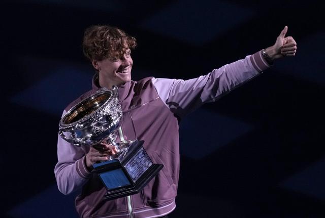 Jannik Sinner trionfa all'Australian Open dopo una incredibile rimonta in finale contro Daniil Medvedev (foto Lapresse) Jannik Sinner trionfa all'Australian Open dopo una incredibile rimonta in finale contro Daniil Medvedev (foto Lapresse)