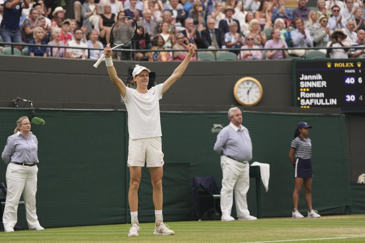 Sinner (foto Lapresse) vola in semifinale a Wimbledon contro Djokovic Sinner (foto Lapresse) vola in semifinale a Wimbledon contro Djokovic