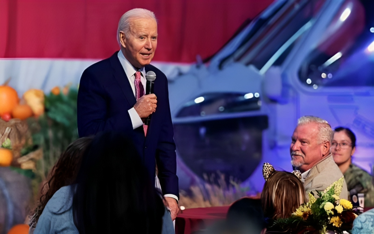 Joe Biden tocca le finte orecchie di una bambina Joe Biden tocca le finte orecchie di una bambina