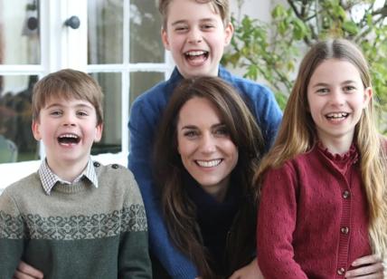 Kate Middleton, la foto è ritoccata. La principessa confessa: "Sono stata io"