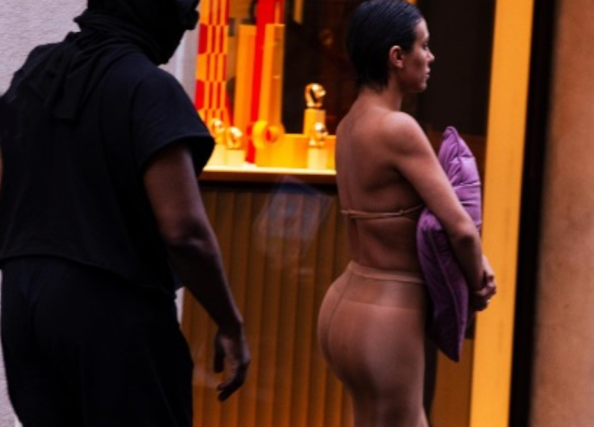 Kanye West e Bianca Censori in nude look Shopping a Milano. Foto: nssmagazine Kanye West e Bianca Censori in nude look Shopping a Milano. Foto: nssmagazine