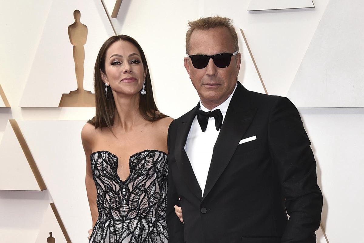 Kevin Costner e Christine Baumgartner, divorzio dopo 18 anni di matrimonio (foto Lapresse) Kevin Costner e Christine Baumgartner, divorzio dopo 18 anni di matrimonio (foto Lapresse)