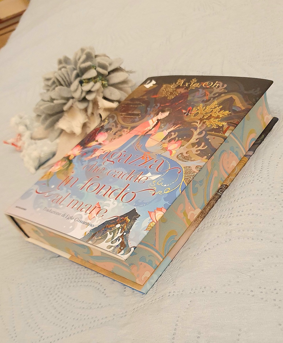 "La ragazza che cadde in fondo al mare" di Axie Oh (Mondadori Oscar Fantastica) - Visione laterale "La ragazza che cadde in fondo al mare" di Axie Oh (Mondadori Oscar Fantastica) - Visione laterale