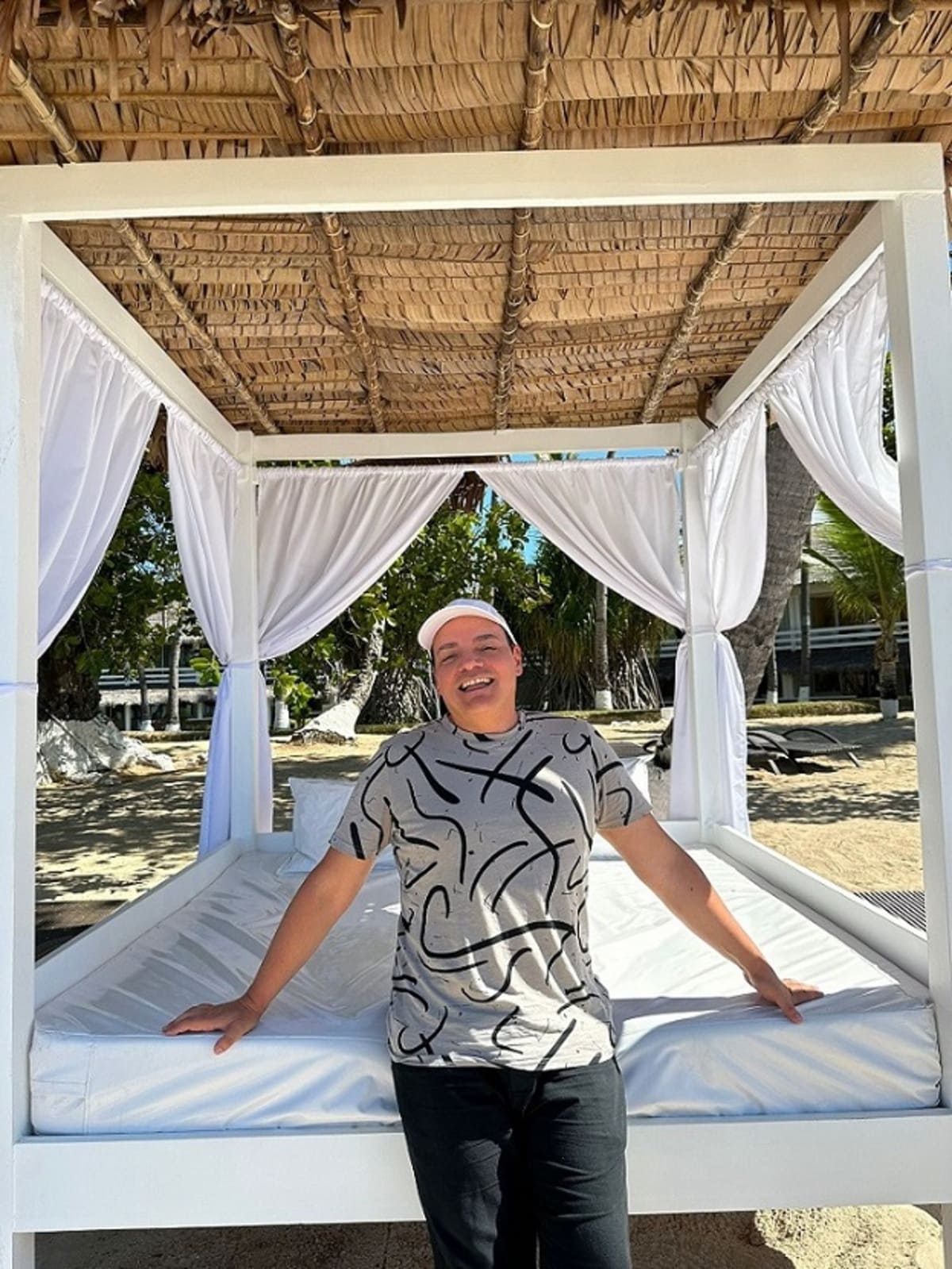 La spiaggia con i letti a baldacchino del Bravo premium Andilana beach La spiaggia con i letti a baldacchino del Bravo premium Andilana beach